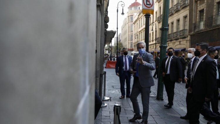 Felipe Solá, furioso porque lo echaron por teléfono en medio del viaje a México