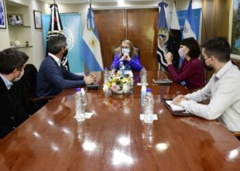 Alicia se reunió con autoridades de JetSMART en el marco de la conectividad aérea en Santa Cruz