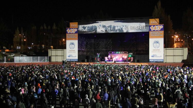 UNA MULTITUD FESTEJÓ EL DÍA DE LA MADRE CON LOS PALMERAS EN EL CALAFATE