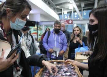 El Calafate recibió con obsequios a los primeros turistas del vuelo directo de Córdoba