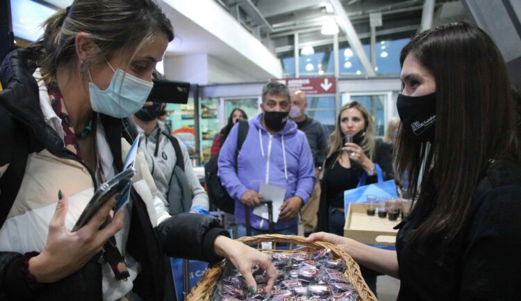 El Calafate recibió con obsequios a los primeros turistas del vuelo directo de Córdoba