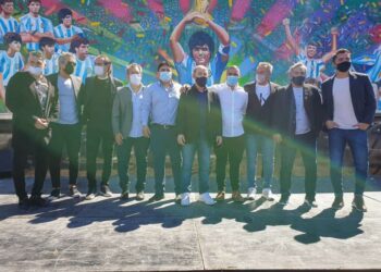 Caleta Olivia: Claudio Vidal y los campeones del 86 inauguraron mural homenaje a Maradona