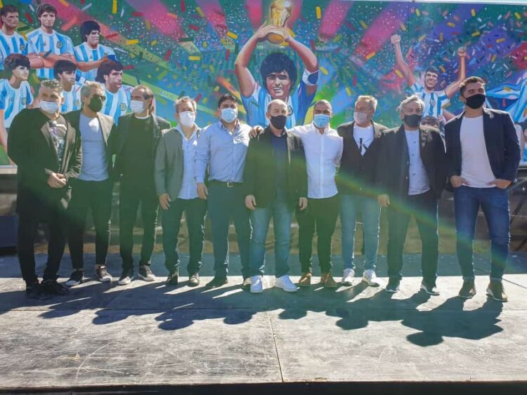 Caleta Olivia: Claudio Vidal y los campeones del 86 inauguraron mural homenaje a Maradona