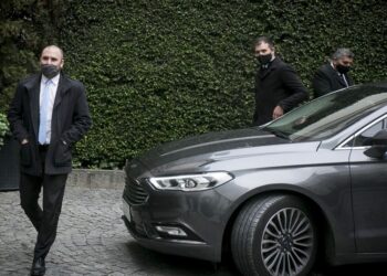 El dólar libre se dispara arriba de los 210 pesos mientras el riesgo país alcanza nuevo récord