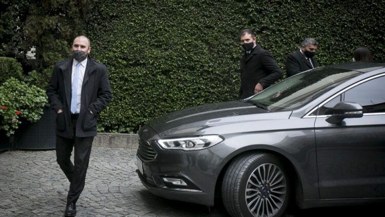 El dólar libre se dispara arriba de los 210 pesos mientras el riesgo país alcanza nuevo récord