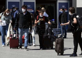Argentinos y residentes con esquema completo no deberán presentar PCR al ingresar al país