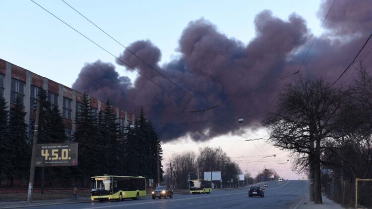 En medio de cruentos combates, Putin denuncia que Kiev retrasa las negociaciones