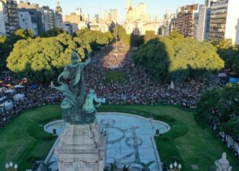 Argentina. 8M: Miles de mujeres y disidencias se concentraron en la Plaza del Congreso / Además de las reivindicaciones específicas hubo fuerte repudio al acuerdo con el FMI