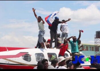 Haití. Una semana de movilizaciones masivas contra el ministro Ariel Henry : ocuparon un aeropuerto y quemaron un avión