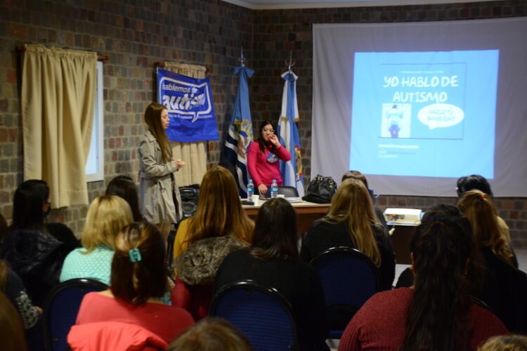 HCD: Brindaron charla de concientización del autismo