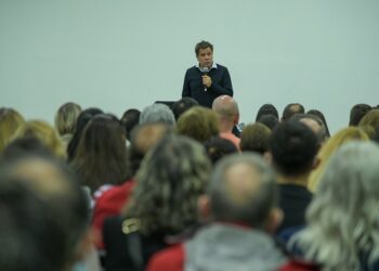 Facundo Manes presentó “Ser humanos” en Río Gallegos