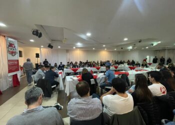 RADICALES DEBATEN POR SANTA CRUZ