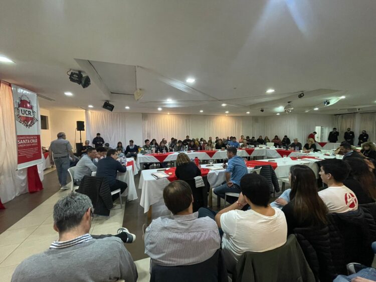 RADICALES DEBATEN POR SANTA CRUZ