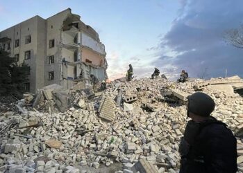 Un bombardeo ruso alcanzó un edificio y mató a 15 personas en el este de Ucrania