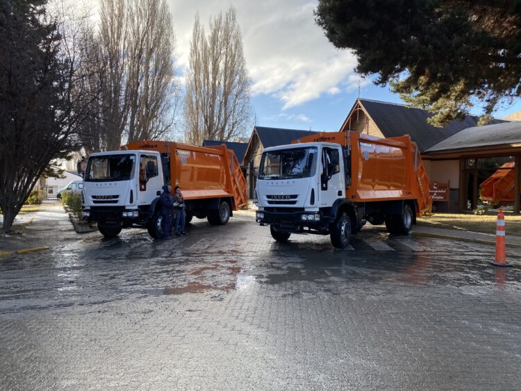DOS NUEVOS CAMIONES RECOLECTORES Y 80 CONTENEDORES EN EL CALAFATE