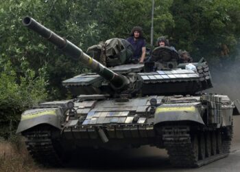 Rusia dice haber rodeado la última gran ciudad bajo control ucraniano en Lugansk, pero Kiev lo niega