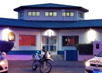 Policías socorrieron a un hombre que amenazó con arrojarse al río Santa Cruz