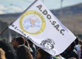 Importante paso de Adosac Pico Truncado, camino al amparo de la docente despedida