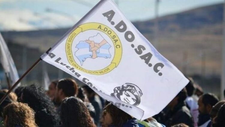 Importante paso de Adosac Pico Truncado, camino al amparo de la docente despedida