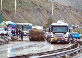 Se desprendieron rocas del cerro Chenque y cortaron el acceso a Comodoro Rivadavia