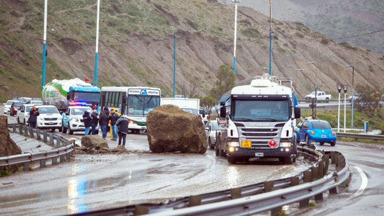 Se desprendieron rocas del cerro Chenque y cortaron el acceso a Comodoro Rivadavia
