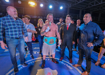 “Guapito” Véliz retuvo el título ante su gente en el polideportivo petrolero