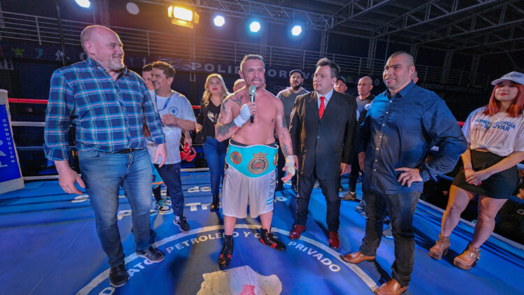 “Guapito” Véliz retuvo el título ante su gente en el polideportivo petrolero