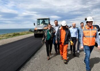 Alicia recorrió la obra de la nueva autovía Caleta Olivia -Comodoro Rivadavia