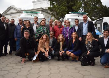 Salud incorpora ambulancias y computadoras en Santa Cruz