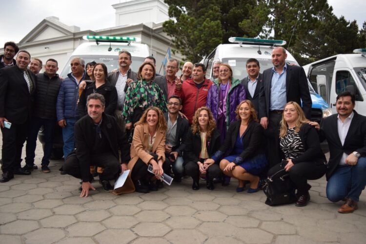 Salud incorpora ambulancias y computadoras en Santa Cruz