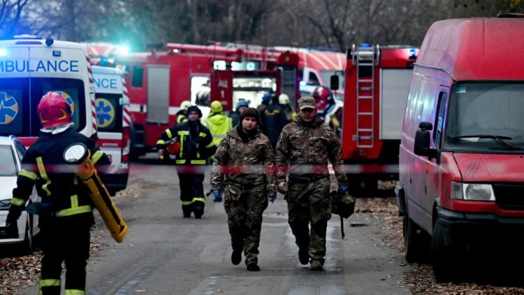 Masivos ataques rusos dejan varias localidades sin luz en Ucrania, incluyendo la mitad de Kiev