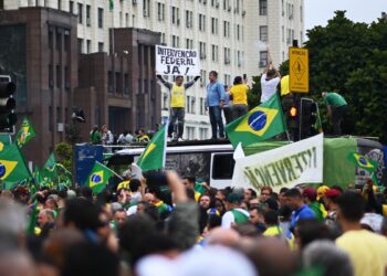 Bolsonaristas fueron a los cuarteles a pedir un golpe pero el Presidente pidió desbloquear las rutas