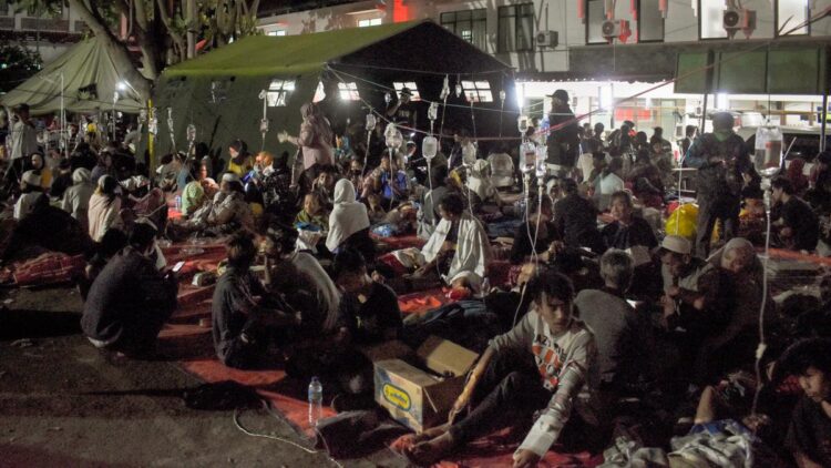 Sismo en la isla de Java: 252 muertos, 300 heridos y más de 30 desaparecidos