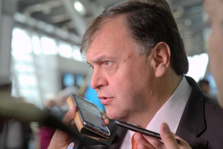 EL CALAFATE: MUNICIPIO Y EL SOEM ACUERDAN LLEVAR EL SUELDO MÍNIMO POR ENCIMA DE LOS 150 MIL PESOS.