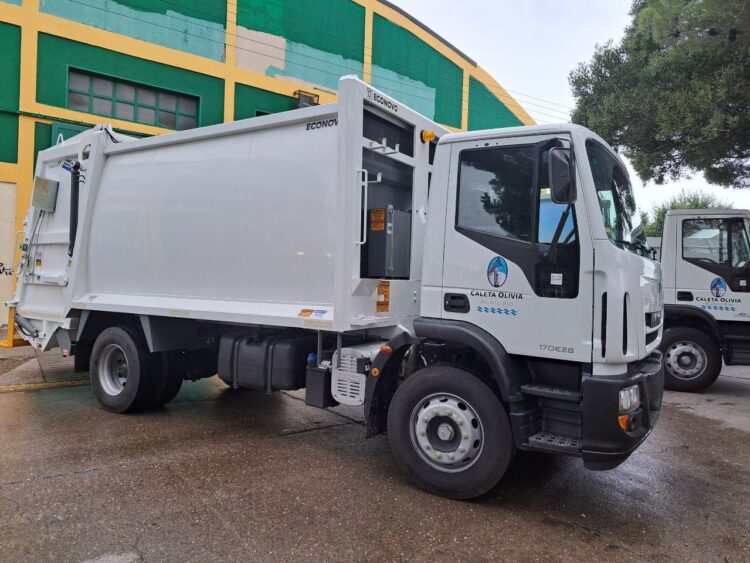 Presentación de camiones de servicios en Caleta Olivia