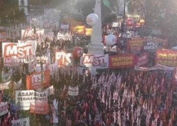 El Frente de Izquierda Unidad realizó un multitudinario acto en Plaza de Mayo