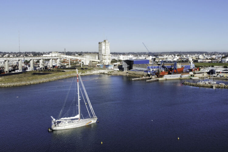El barco más nuevo de Greenpeace, Witness, llegó por primera vez al país