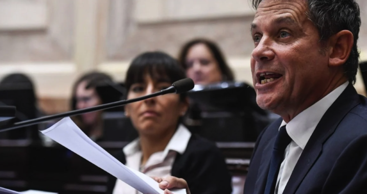 COSTA MUY DURO CONTRA ALICIA K