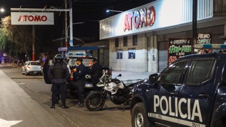 Argentina. Desvalijaron una carnicería en Mendoza y hubo intentos de saqueos en supermercados: fuerte custodia policial en Las Heras. Hay 17 detenidos