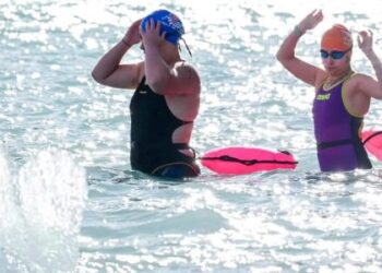 Se lleva adelante el Primer Mundial de Natación de Aguas Frías frente al Glaciar Perito Moreno