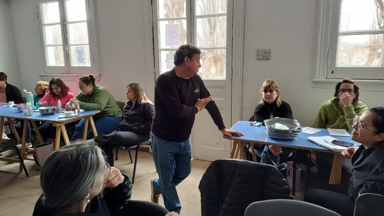 En Lago Posadas se llevó a cabo el taller de destilación artesanal de hierbas aromáticas y flores.