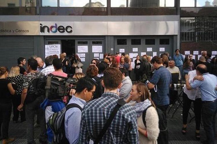 Argentina. Para los técnicos del INDEC en septiembre una familia necesitó casi medio millón de pesos para vivir dignamente