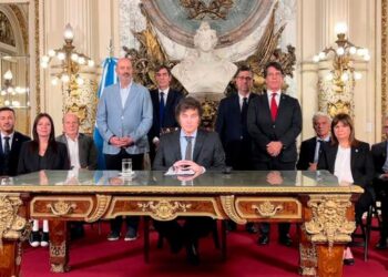 Milei presentó un DNU de 366 artículos para una profunda desregulación de la economía