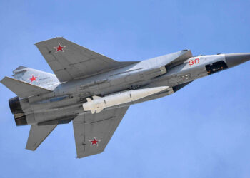 Rusia. Un MiG-31 ruso ahuyenta dos bombarderos estratégicos B-1B de EE.UU.