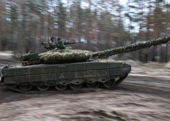 Rusia. Tanques rusos eliminan posiciones ucranianas camufladas