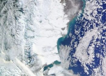 Impactante: una foto de la NASA muestra cómo se ve Santa Cruz tapada de nieve