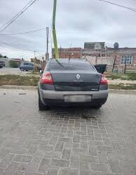 Santa Cruz: Un Megane se estrelló contra una palma de alumbrado público y su conductor falleció