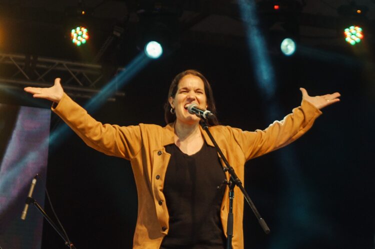 RECITALES SADAIC EN EL MES DE LA MUJER Gabriela Carel se presenta en el Teatro Gastón Barral de la UOCRA