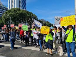 MASIVA MOVILIZACIÓN FRENTE AL MINISTERIO DE SALUD