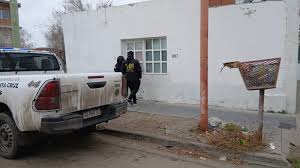 Allanamiento en Pico Truncado por hurto: la DDI secuestró prendas de ropa, cubiertas y un celular